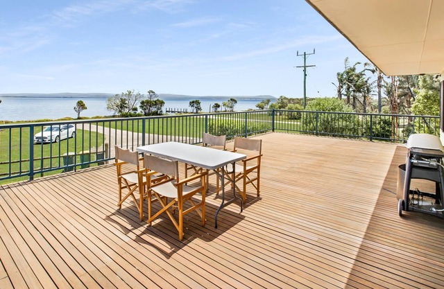 Situated overlooking the beautiful Lake King