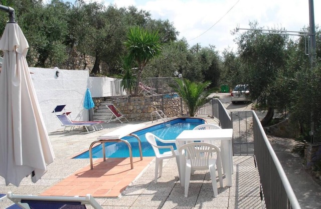 Six - Accommodation under pool with panoramic view, among olive trees, sea 15 km away