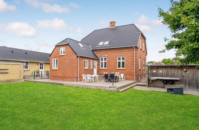 Six-Bedroom Holiday Home In Bagenkop
