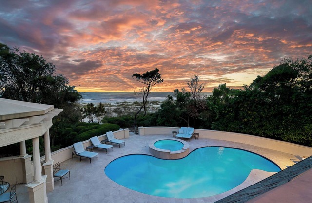 Casa clásica de seis habitaciones frente al mar en Sea Pines con piscina privada!