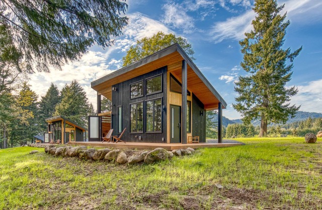 Six cabins on 100 acres in the Gorge with geothermal hot tubs, decks & views