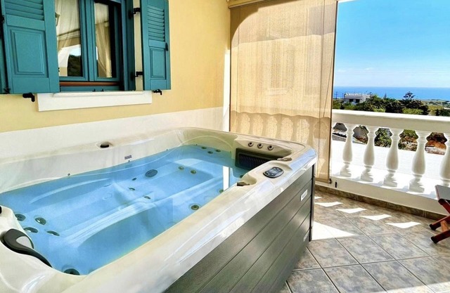 Skarmoutsos Holiday Home|Hot tub|Free parking