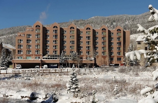 Ski Access! Two Relaxing Units, Free Breakfast, Jacuzzi, Mountain Views!