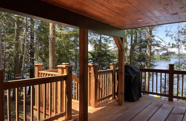 Ski and Lakeside Chalet with hot tub
