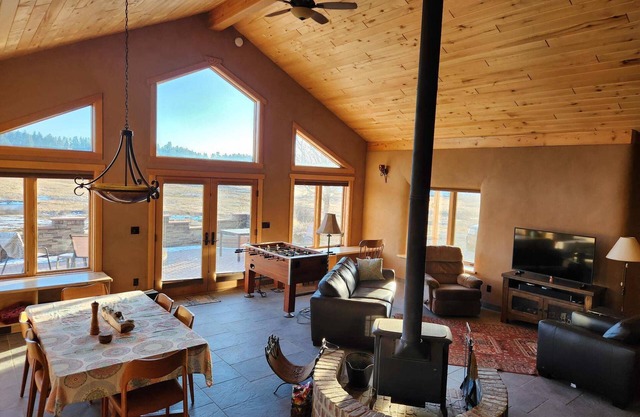 SKI AND SOAK! Amazing views! Private, peaceful, and convenient!