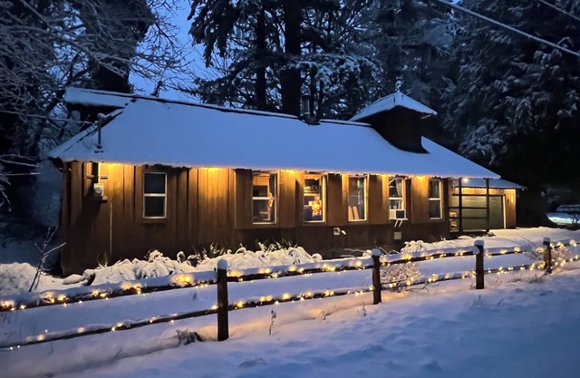 Ski Cabin w/ Hot Tub, Fireplaces – 5 Mins to Slopes, Pet-Friendly, Sleeps 12