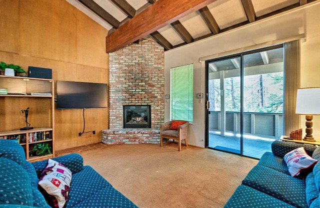 Ski Condo with Beach Access and 2 Mi to Diamond Peak!