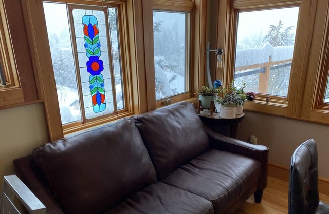 Ski getaway Sleeps 6 with hot tub- 5 minutes to Red Resorts