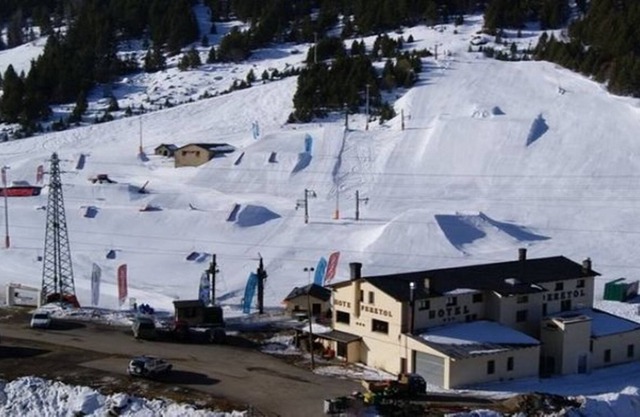 A pie de pistas chalet-hotel con parque de estilo libre