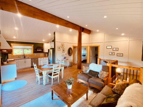 Ski-In Chalet: Private Hot tub, Bonus Bunk House