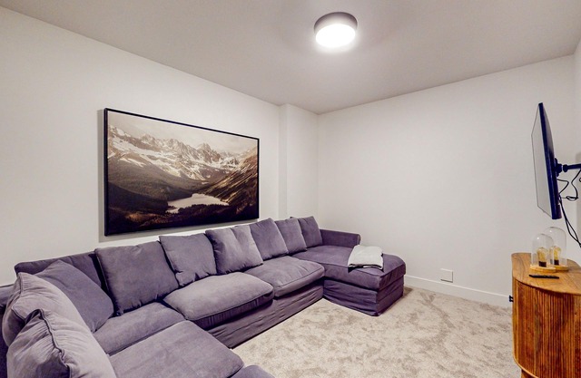 Ski-In dog-friendly mountain duplex - with private hot tub & fireplace