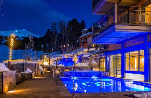 Ski In/Out 1 bedroom Condo at Grand Colorado Peak 8, Full Kitchen, Sleeps 4