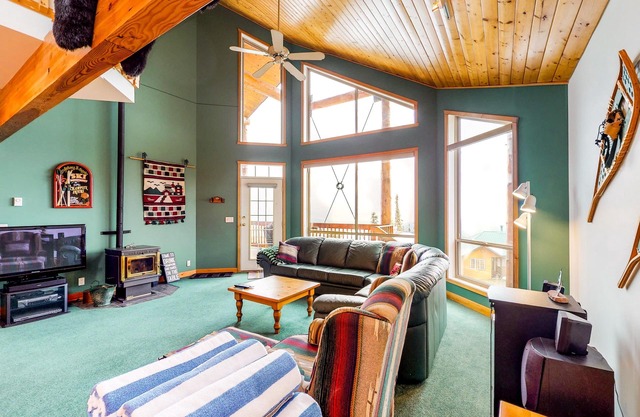 ¡NUEVO LISTADO! Ski-in / ski-out chalet con vistas a la montaña, bañera de hidromasaje compartida, fuego de pellets
