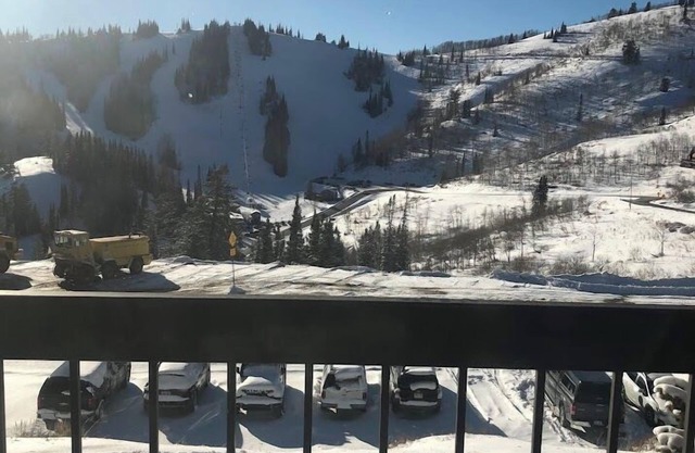 Ski in/out condo for 4 at Powder Mountain