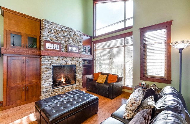 Ski-in/out getaway with private hot tub, fireplace, pool table, & grill