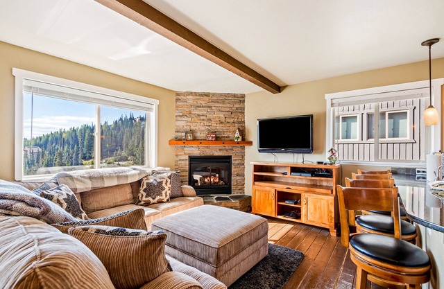 Ski-in/out townhome with great views, balcony, grill, & fireplace - dog-friendly