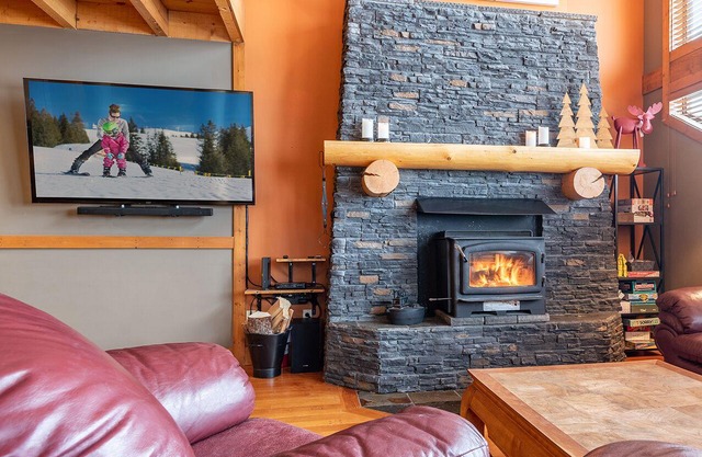 Ski In/Out- Wood Stove - HotTub- 2 MSTR SUITES