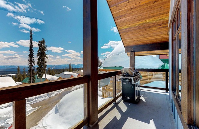 Ski-in / ski-out chalet con vistas a la montaña, bañera de hidromasaje privada y chimenea de gas