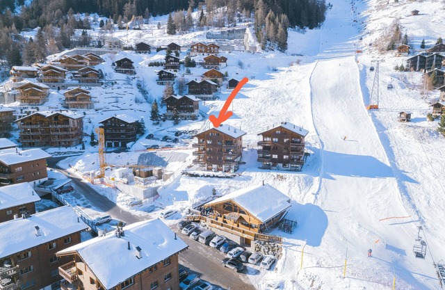 Ski-in-ski-out apartment with balcony. Exceptional mountain views