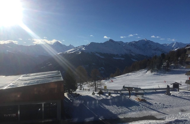 Ski in, ski out, from the bed onto the board..... Living right in the ski area at 2000m