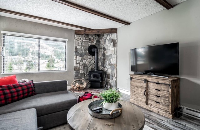 ski-in/ski-out, outdoor pool, hot tub, wood fire place, BBQ