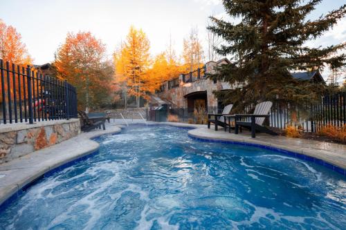 Ski in Ski out Resort Breckenridge 1BR 2Beds Parking, Resort Shuttle & Amenities