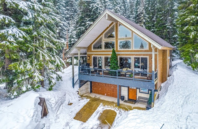 Ski-in/ski-out retreat with a fireplace, WiFi, foosball, air hockey, & deck