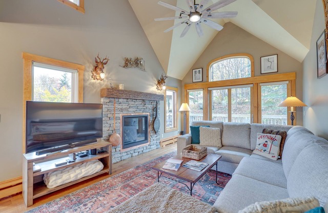 Ski-In/Ski-Out w/ Sauna in Jay Ski Peak Resort!