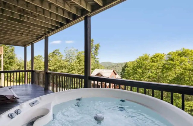 Pet Friendly, Hot Tub, Grill, WiFi, Fireplaces Mountain Retreat