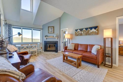 Ski-InandOut Granby Condo with Mtn Views and Balcony!