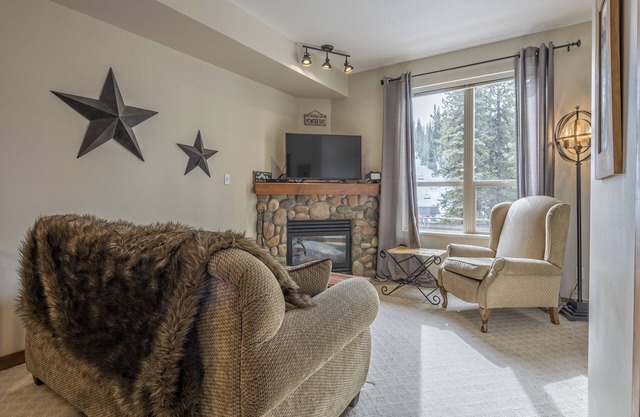 Ski right from your door in this bright, ground level condo at Creekside