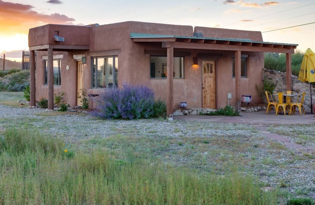 Ski Season Availability! Quaint Romantic Getaway in Taos 1-Bedroom, 1-Bath Home