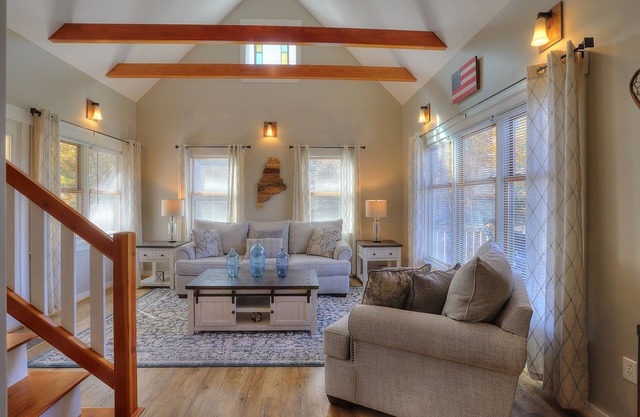 Skiers' Paradise - Private home with hot tub, close to Saddleback Mountain!