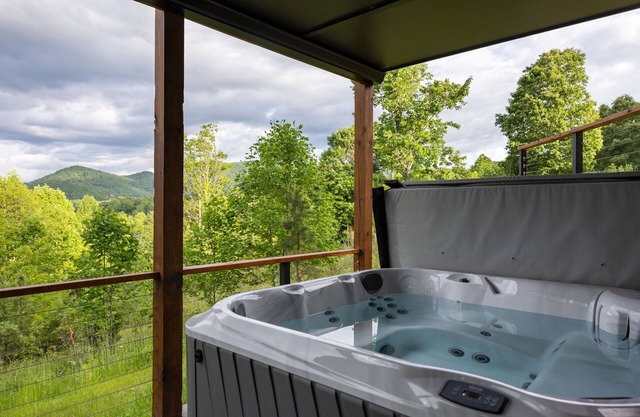 Skip’s Hideaway: Mountain retreat for 10 with hot tub, game room, double decks, and EV charger.