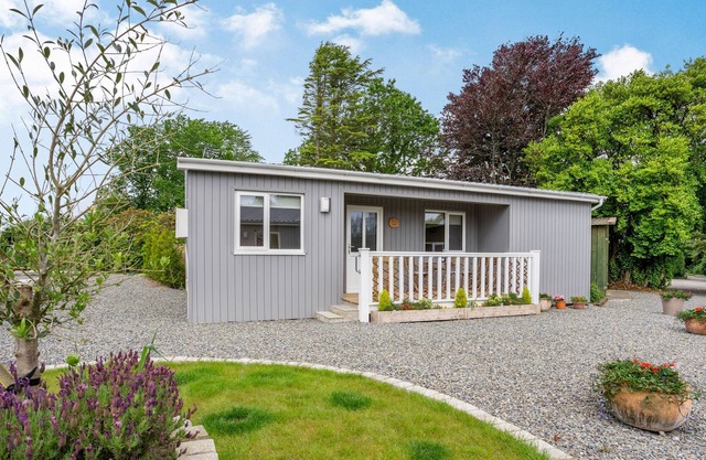 SKOMER LODGE (BIER WOOD LODGES), pet friendly in Manorbier