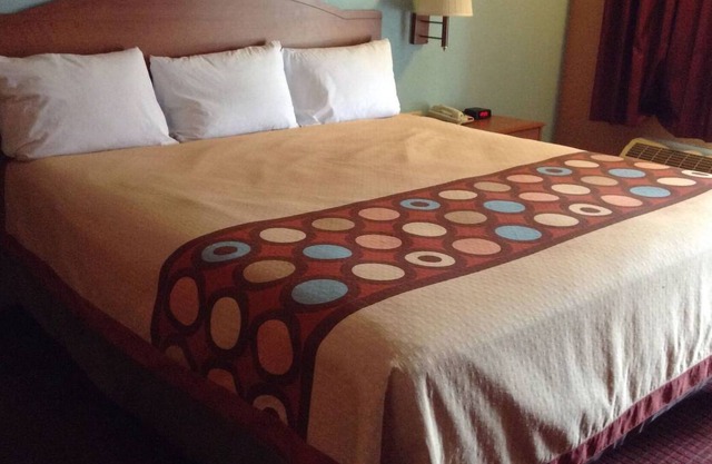 Sky Palace Inn & Suites Laredo - Comfort 1 Queen Bed Accessible Non-Smoking