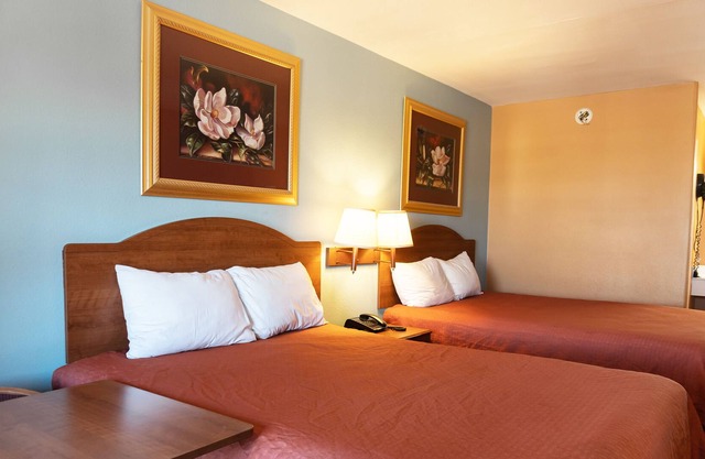 Sky Palace Inn & Suites Laredo - Superior 2 Queen Bed Non-Smoking