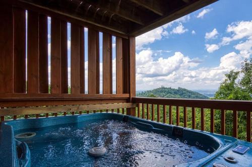 Sky View- Mountain Views, Hot Tub, 685 FREE tickets each paid day!