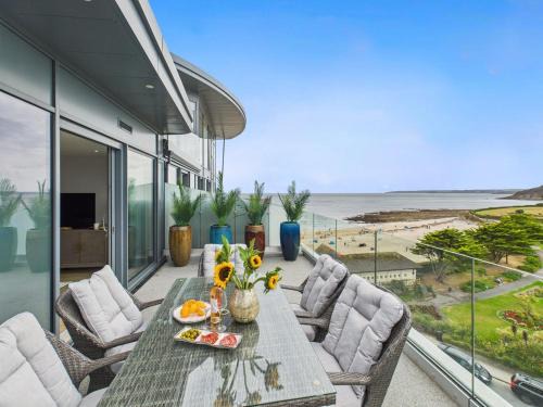 Skydeck at The Liner – Stylish 2-Bed/2-Bath Top Floor with Panoramic Sea Views