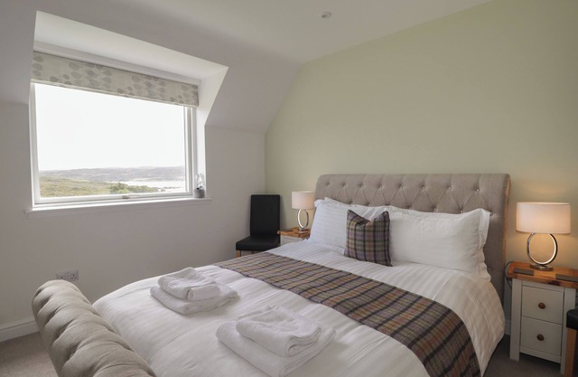 SKYE RETREAT, character holiday cottage, with a garden in Broadford