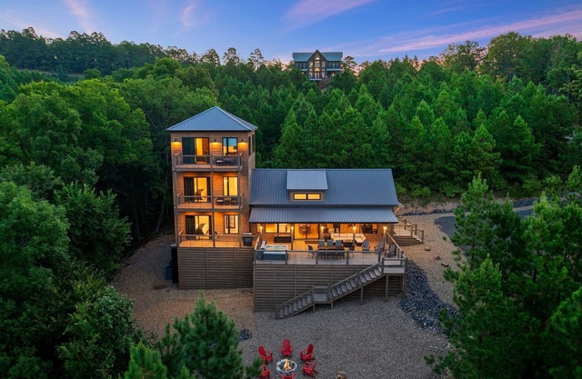 Skyfall Lodge - Brand New Luxury Cabin with Stunning Views - Sleeps 8