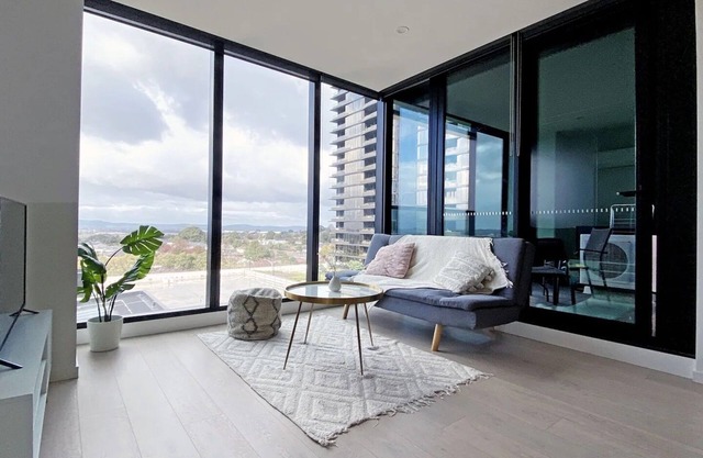 Skygarden Luxury 2-bed, 2-bath Apartment With Free Parking in Central Location
