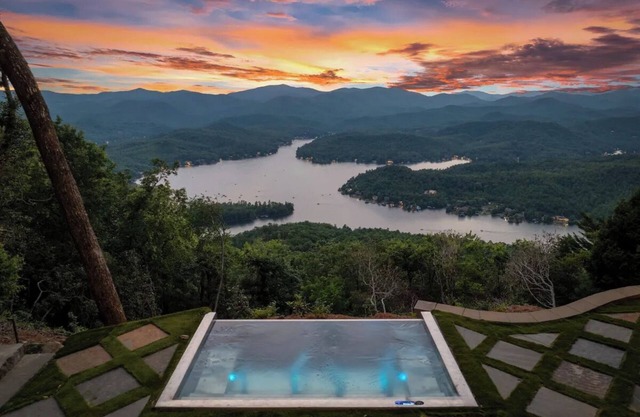SkyHaüs @Lake Burton - world-class views, infinity hot tub, 3 grills, & porches.
