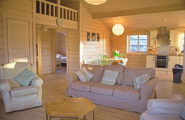 SKYLARK LODGE, pet friendly, with open fire in Southerness