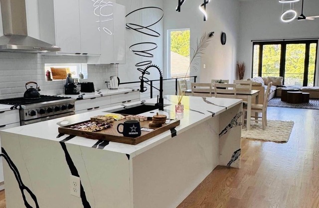 Skyline Gem Dallas - 3BR Villa with Penthouse Loft