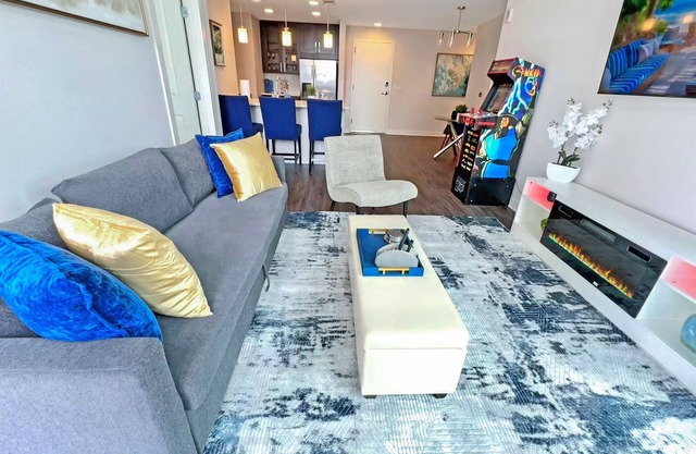 Skyline Luxe | Large Balcony | Mondern Comfort | Pool