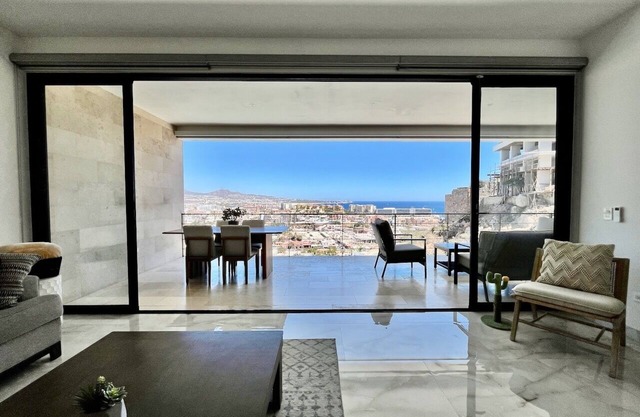 Impresionante vista a la ciudad y la marina en el centro de Cabo!