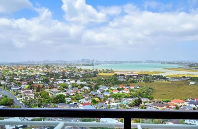 Skyline Sojourn Studio with Parking and Sea Views