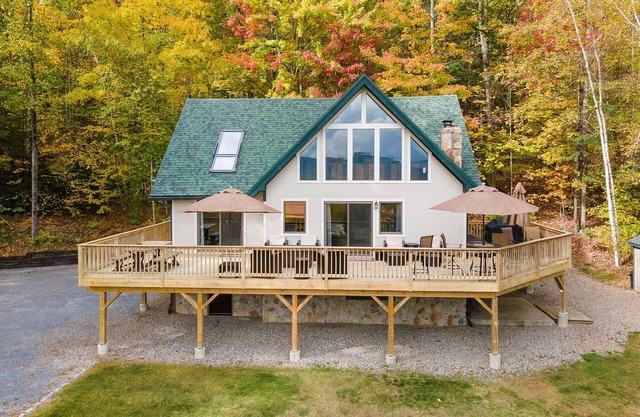 Skyline View: Mountain top lake house