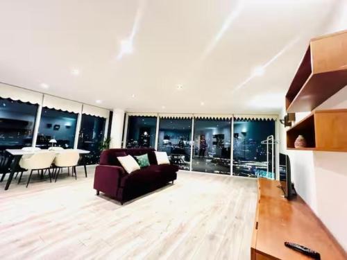 Skyline Views by the O2, Walk to Excel - Perfect for Business or Leisure